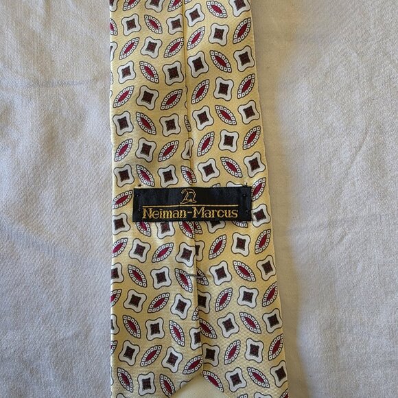 Neiman Marcus 100% Silk Tie Beige Red Geometric Pattern Classic Vintage 58x3.75 - Picture 7 of 12